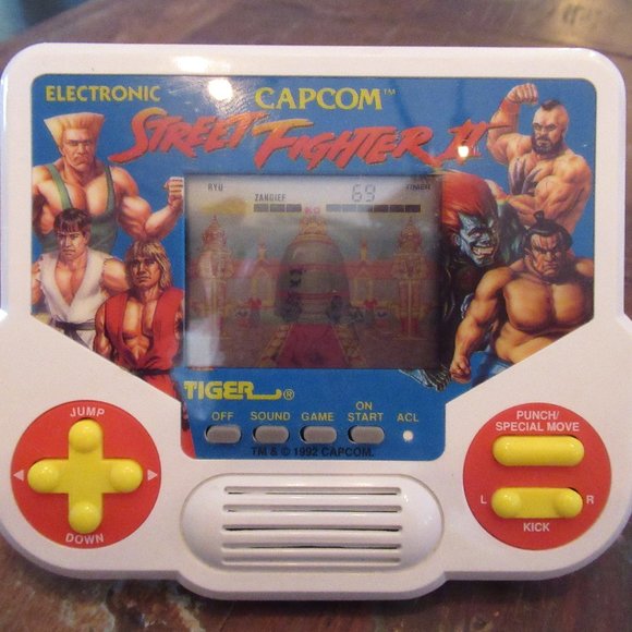 Vintage Street Fighter II 1992 Capcom LCD Electronic Handheld Game - Picture 1 of 7